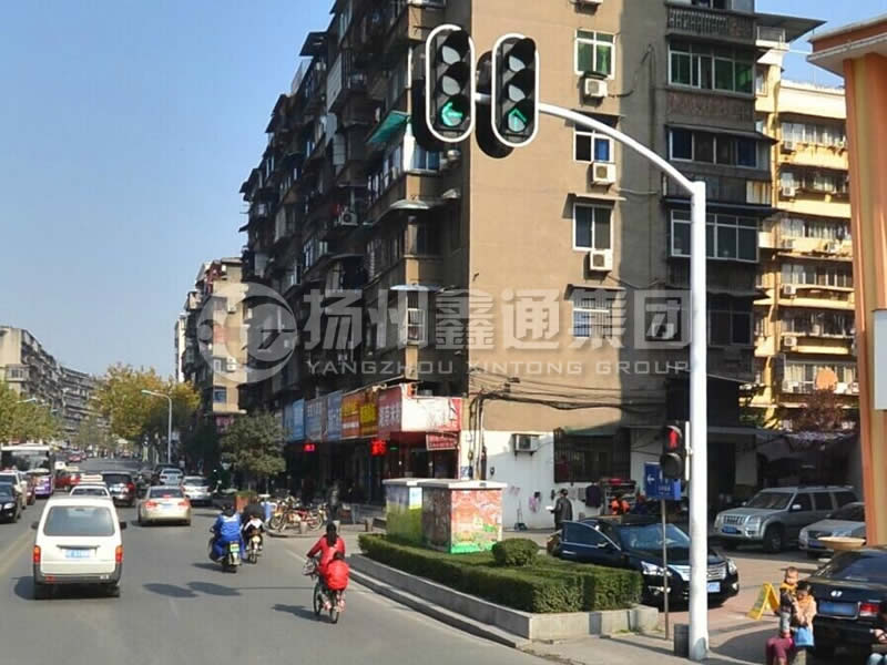 XHDG-046，單挑彎臂信號燈桿